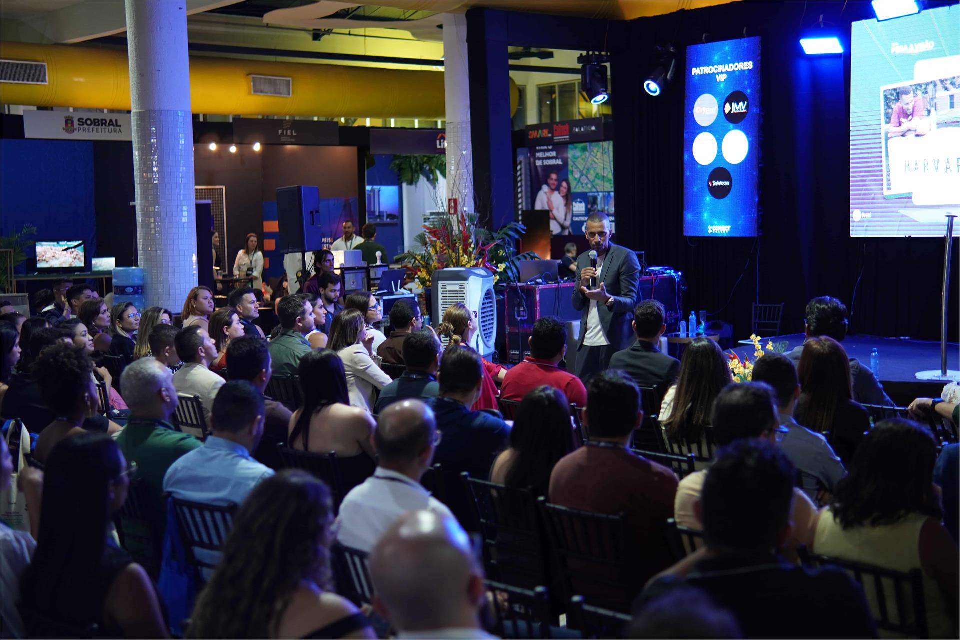 Palco principal do evento Connect Valley com painéis de LED e público assistindo