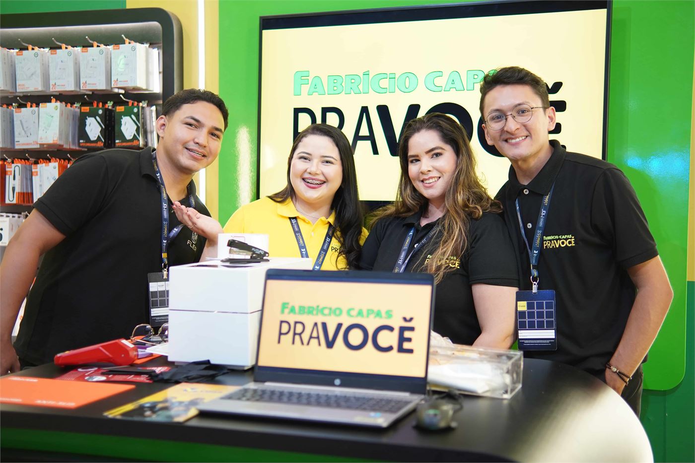 Estandes de patrocinadores e networking no pavilhão